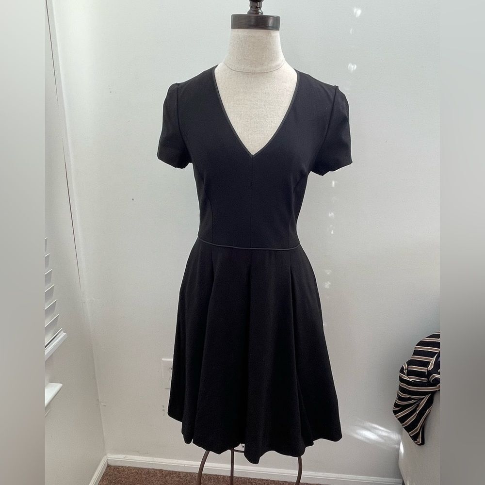Banana Republic Black Short Sleeve Pleated Fit & Flare Dress V-Neck Size 2